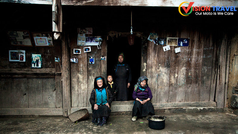 Ha Giang minority ethnics: H'Mong and Lo Lo ethnic group