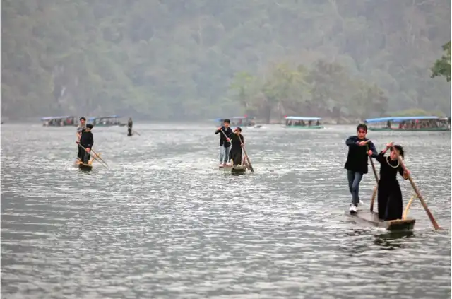 Boat trip on Ba Be Lake